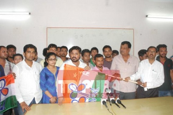 NSUI era ends: President along with other members quits Congress backed NSUI; joins TMC, a large section of people waving TMC flag higher in the state 